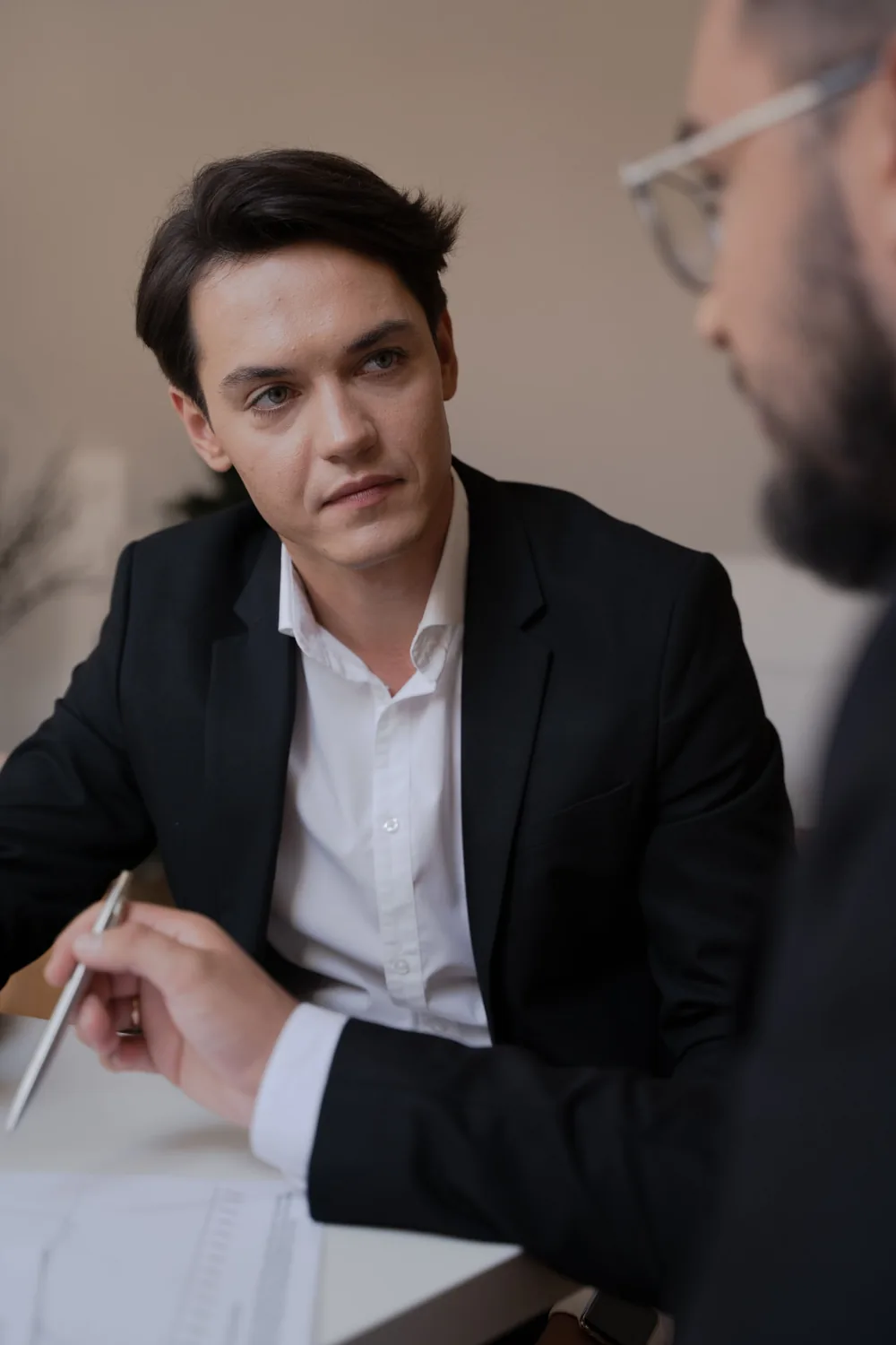 Vertriebsmitarbeiter im Kundengespräch am Besprechungstisch