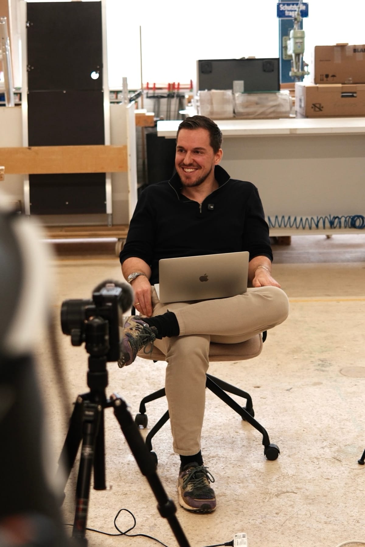 Marc Sterzik am Laptop bei einem Videodreh